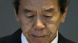 Ekspresi Presiden Toshiba Hisao Tanaka saat konferensi pers pengunduran dirinya di Tokyo, Selasa (21/7/2015). Tim peneliti menemukan penyimpangan pencatatan keuntungan perusahaan yang dilakukan Tanaka dari tahun 2008. (Reuters/Thomas Peter)