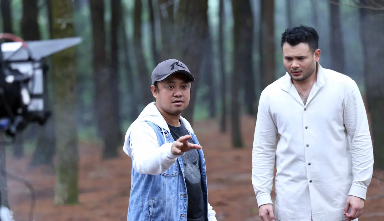 Awal tahun 2017, penyanyi Ridho Rhoma kembali menggarap single lama Mengapa dengan aransemen baru. Anak Raja Dangdut Rhoma Irama mempercayakan sutradara Rizal Mantovani dalam menggarap vidio klipnya. (Nurwahyunan/Bintang.com)