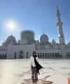 Berkunjung ke Masjid Agung Sheikh Zayed di Abu Dhabi, Kamis (2/2/2023), di sela tur konser BORN PINK yang sedang berlangsung, Jennie tampil mengenakan pashmina hitam. (@jennierubyjane)