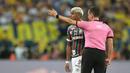 Pemain Fluminense, John Kennedy (kiri) berjalan meninggalkan lapangan setelah mendapatkan kartu merah dari wasit pada final Copa Libertadores melawan Boca Juniors yang berlangsung di Maracana Stadium , Rio de Janeiro, Brasil, 5 November 2023 WIB. (AFP/Carl De Souza)