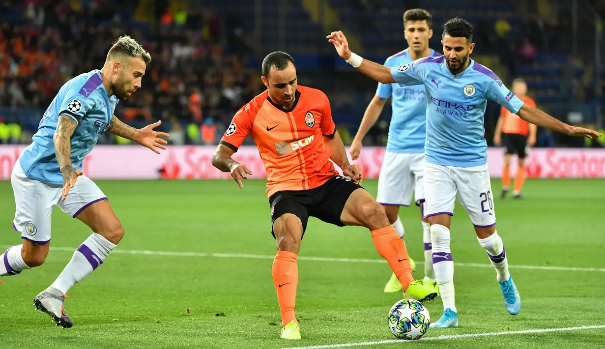 Pemain belakang Shakhtar Donetsk Brasil Ismaily mengontrol bola dibayangi pemain Manchester City pada laga pertama Grup C Liga Champions di Metalist Stadium, Rabu (18/9/2019). Manchester City sukses menghantam Shakhtar Donetsk dengan skor 3-0. (Sergei SUPINSKY / AFP)