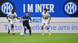 Striker Inter Milan, Lautaro Martinez, berusaha melewati pemain Sampdoria, Omar Colley, pada laga Liga Italia di Stadion Giuseppe Meazza, Sabtu (8/5/2021). Inter Milan menang dengan skor 5-1. (AFP/Miguel Medina)