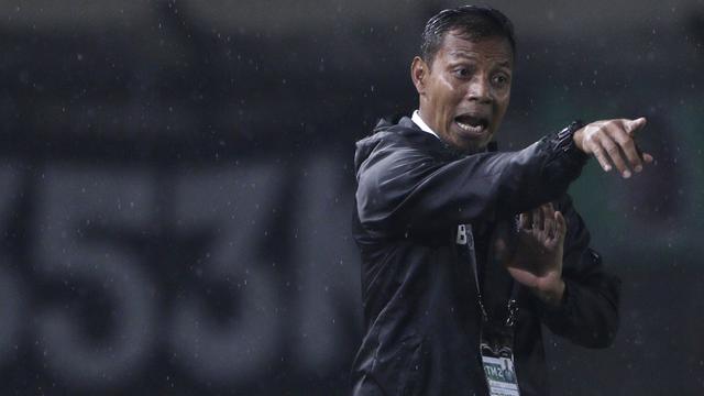 Asisten pelatih Persebaya Surabaya, Bejo Sugiantoro, memberikan instruksi saat melawan Perseru Serui pada laga Piala Presiden 2019. (Bola.com/Yoppy Renato)