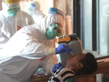 Pedagang Pasar Perumnas Klender menjalani rapid test dan swab test, Jakarta, Jumat (22/5/2020). Sebanyak 30 pedagang di Pasar Perumnas Klender menjalani rapid test dan swab test setelah dua pedagang di pasar tersebut dilaporkan positif terpapar virus corona COVID-19. (merdeka.com/Imam Buhori)