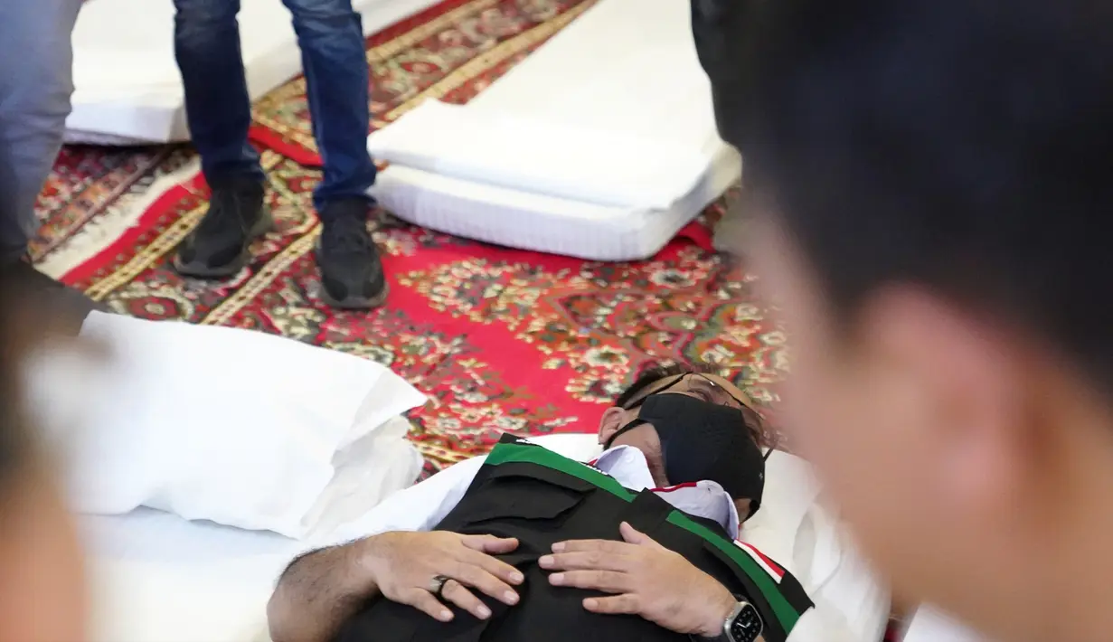 Menag juga sempat duduk di atas kasur untuk mencoba kualitas alas tidur yang telah disiapkan. Layanan kasur ini diberikan kali pertama oleh pihak Masyariq pada penyelenggaraan ibadah haji 1443 H/2022 M. (FOTO: MCH PPIH ARAB SAUDI 2023)