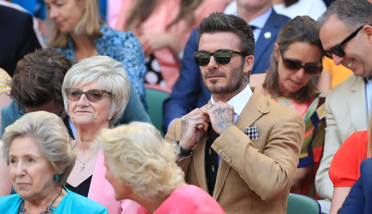 Mantan pemain Inggris David Beckham saat menyaksikan pertandingan tunggal semifinal Putri pada hari ke sepuluh Tenis Wimbledon 2019 di Royal Box di Centre Court di London (9/7/2019). (AP Photo/Mike Egerton)
