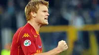 AS Roma&#039;s defender John Arne Riise celebrates as teammate Francesco Totti scores against Fiorentina during their Serie A match at Olympic stadium in Rome on November 30, 2008. AFP PHOTO/VINCENZO PINTO