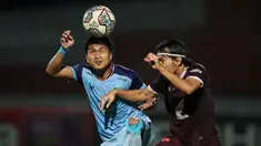 Dua pelatih interim gagal hadirkan kemenangan saat Persela Lamongan dan PSM Makassar berlaga pada pekan ke-15 BRI Liga 1 di Stadion Moch. Soebroto, Magelang, Kamis (2/12/2021). Ragil Sudirman (Persela) dan Syamsuddin Batola (PSM) hanya membawa timnya imbang 1-1. (Bola.com/Bagaskara Lazuardi)