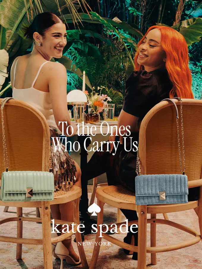 Ice Spice dan Charli D'Amelio berfoto bersama produk Kate Spade New York (Foto Dok: Kanmo Group)