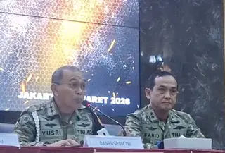 Danpuspm TNI Mayjen Yusri Nuryanto konferensi pers empat anggota TNI terkait kasus penyiraman air keras Andrie Yunus. (Nur Habibie/merdeka.com)