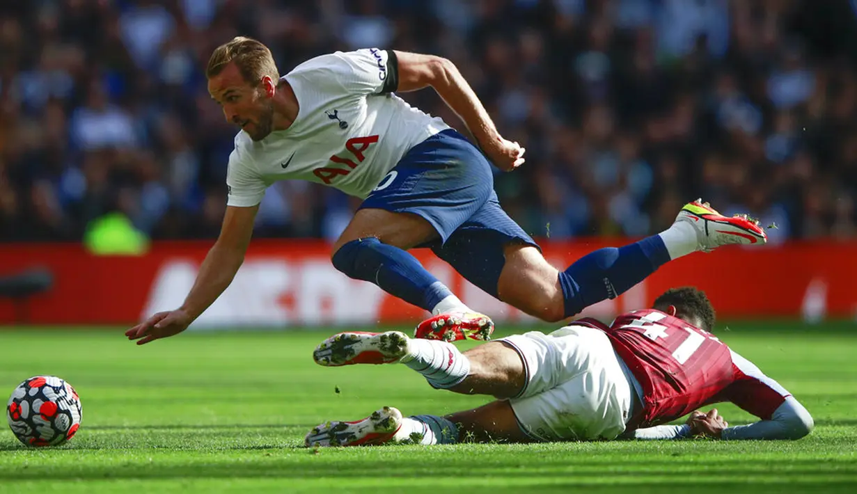 Pemain Tottenham Hotspur Harry Kane ditekel oleh pemain Aston Villa Jacob Ramsey pada pertandingan sepak bola Liga Inggris di Stadion Tottenham Hotspur, London, Inggris, Minggu (3/10/2021). Tottenham Hotspur menang 2-1. (AP Photo/Ian Walton)