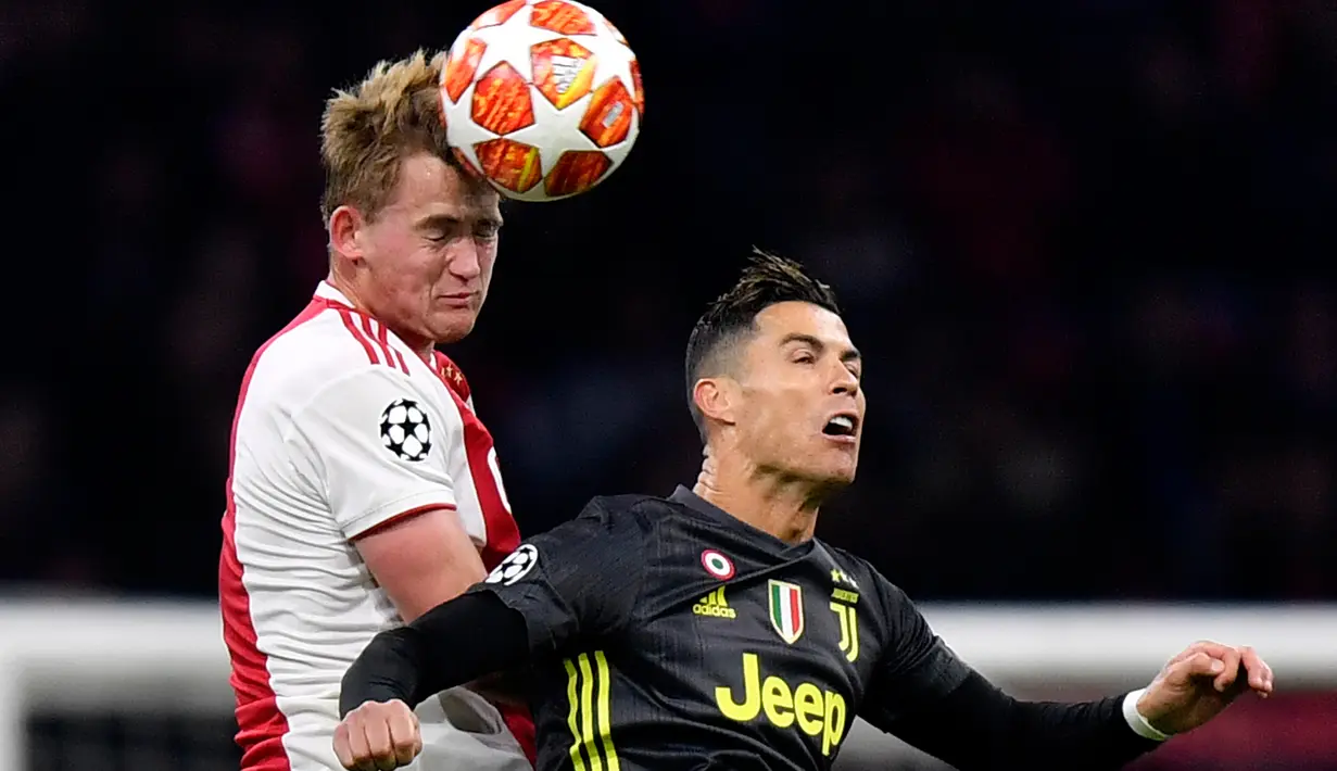 Bek Ajax Amsterdam, Matthijs de Ligt berebut bola dengan megabintang Juventus, Cristiano Ronaldo pada laga pertama perempat final Liga Champions 2018-2019 di Amsterdam Arena, Rabu (10/4). Juventus harus puas bermain imbang 1-1 di kandang Ajax Amsterdam. (AP/Martin Meissner)