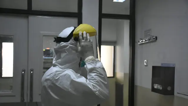 Dokter di RSHS menggunakan masker pencegahan virus corona