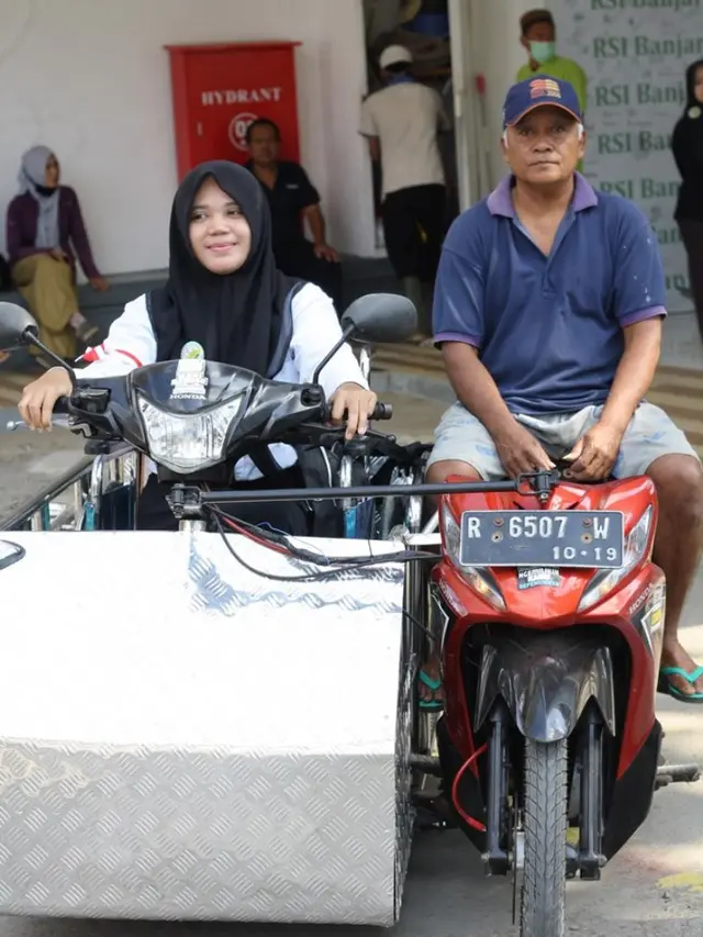 Puji berlatih menggendarai sepeda motor yang dimodifikasi agar biasa dipakai oleh penyandang disabilitas seperti dirinya. (Foto: Liputan6.com/RSI Banjarnegara/Muhamad Ridlo)