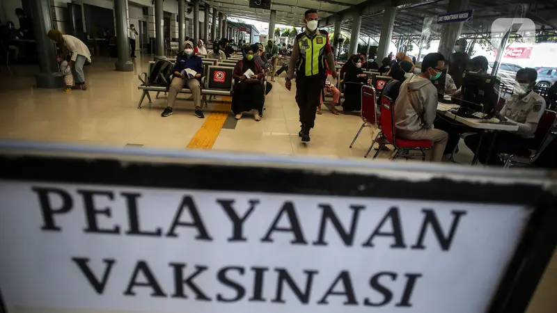 Vaksinasi di Stasiun Pasar Senen