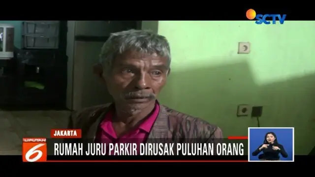 Rumah orangtua juru parkir yang terlibat pengeroyokan TNI di Jakarta Timur dirusak massa. Meski ketakutan akan serangan lanjutan, Oloan Hutapea, sang ayah, menyatakan pasrah.