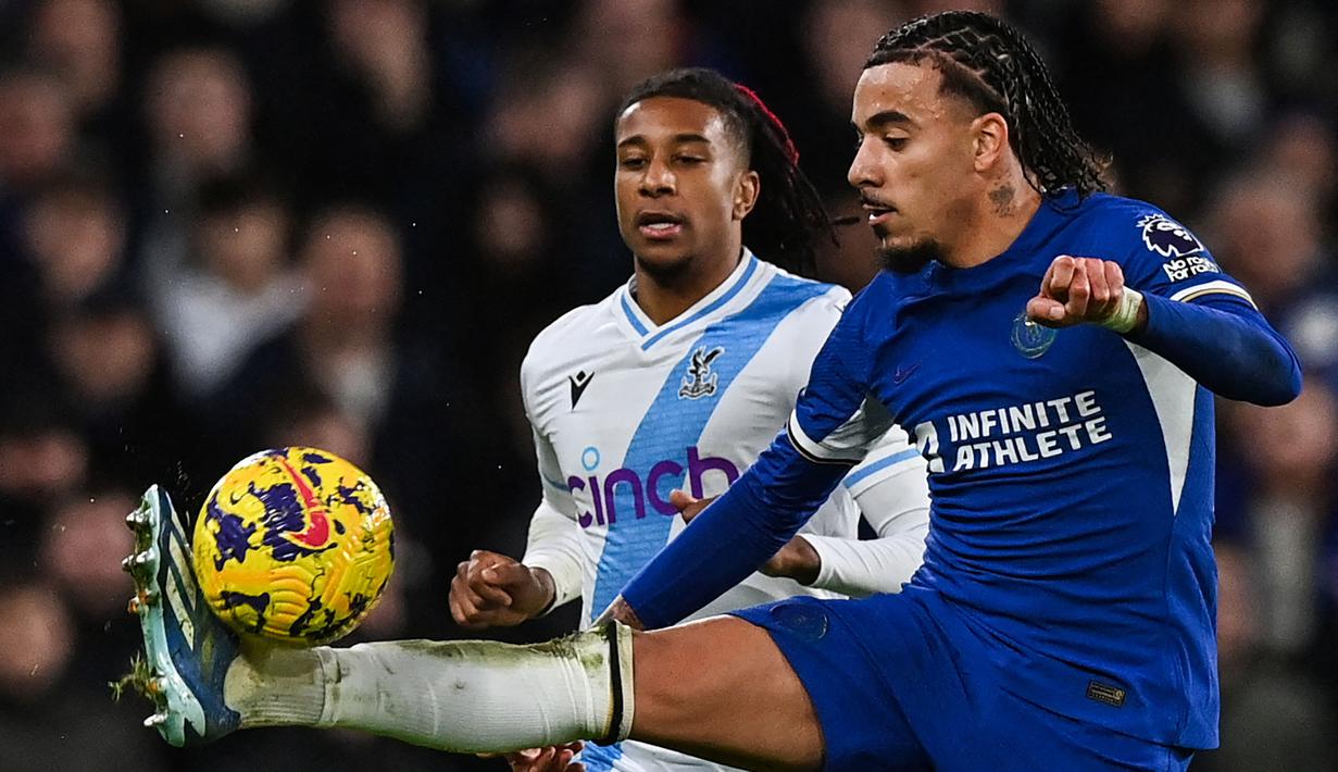 Bek kanan Chelsea asal Prancis, Malo Gusto baru menginjak usia 20 tahun, 7 bulan dan 8 hari dalam laga menghadapi Crystal Palace. Dalam penampilan ke-12 di Premier League musim ini tersebut, ia diturunkan sebagai starter dan bermain penuh selama 90 menit. (AFP/Glyn Kirk)