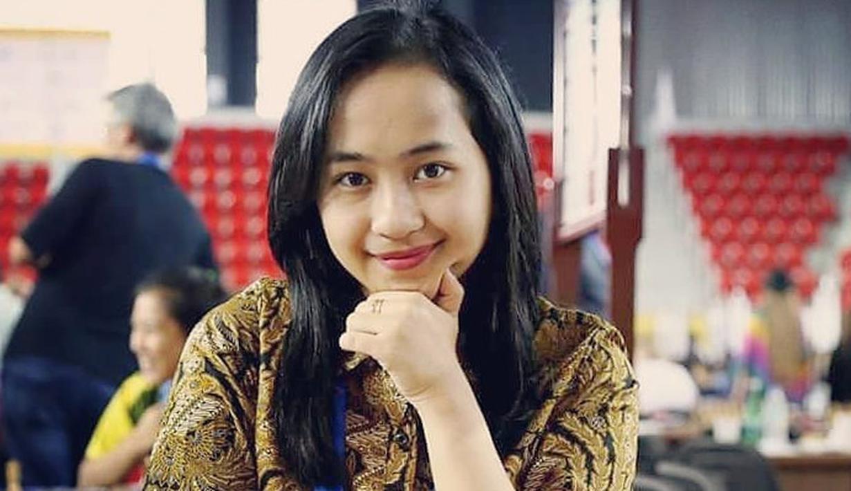 Pecatur Chelsie Monica tengah menjadi sorotan setelah pertandingan catur antara Dadang Subur (Dewa Kipas) dengan GM Irene Sukandar dimana dalam laga tersebut, Chelsie hadir sebagai komentator bersama GM Susanto Megaranto. (Foto: Instagram/chelsie.monica)