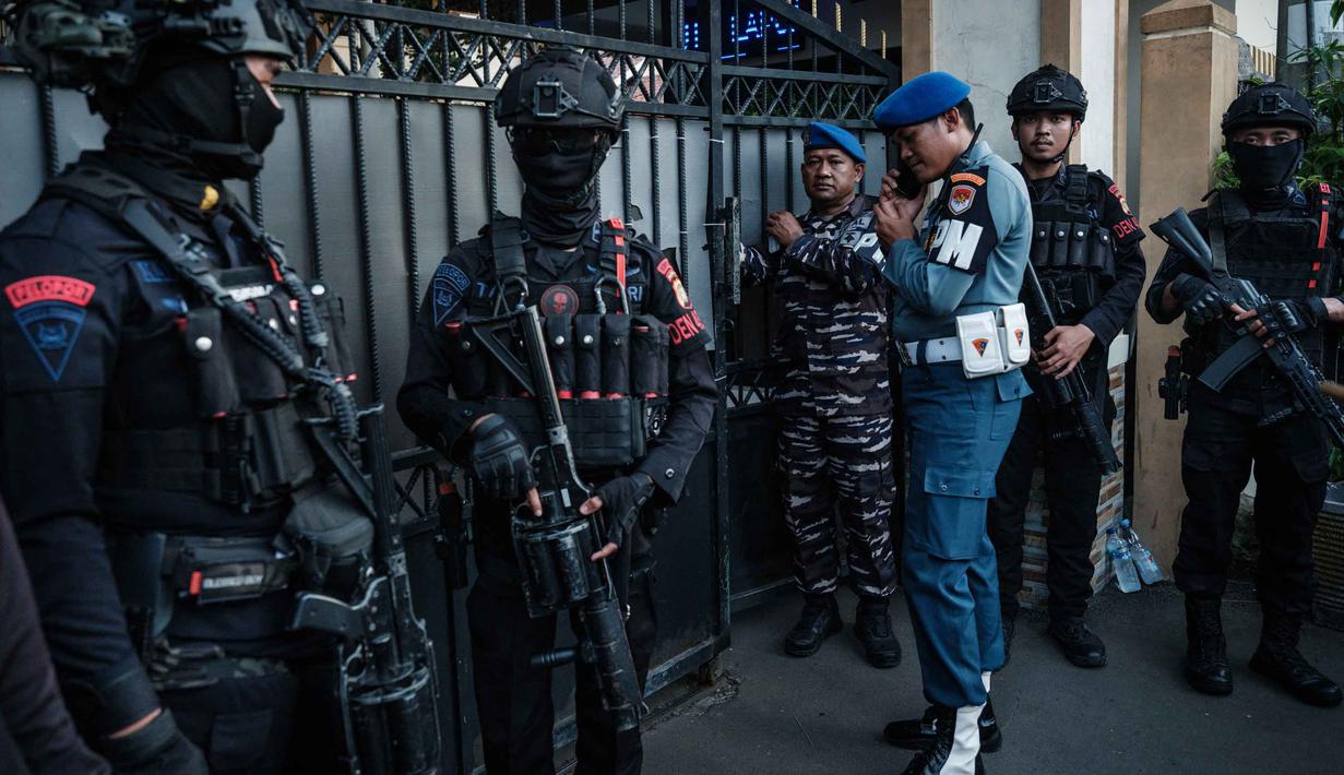 Sejumlah saksi mendengar dua ledakan dan melihat kaleng minuman yang telah dimodifikasi dengan sumbu serta sebuah remot kecil. Tampak dalam foto, personel keamanan gabungan berjaga di pintu masuk SMAN 72 Jakarta pada Jumat 7 November 2025. (YASUYOSHI CHIBA/AFP)