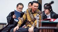 Terdakwa Basuki Tjahaja Purnama atau Ahok menjalani sidang lanjutan kasus dugaan penodaan agama di Auditorium Kementan, Jakarta, Selasa (21/2). JPU menghadirkan empat saksi ahli dalam sidang ke sebelas hari ini. (Liputan6.com/Agung Rajasa/Pool)