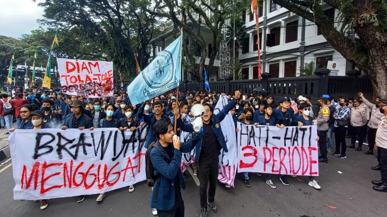 Ribuan Mahasiswa Tumplek di Tugu Malang Tolak Penundaan Pemilu