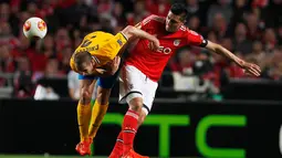 Pemain belakang Juventus, Giorgio Chiellini (kiri) terjatuh saat menahan laju penyerang Benfica, Oscar Cardozo pada laga pertama semifinal Liga Europa di stadion Luz, Lisbon (25/4/2014). (REUTERS/Rafael Marchante)