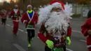 Pelari mengenakan kostum Sinterklas ambil bagian dalam Santa Claus Run di Madrid, Spanyol, Minggu (9/12). Ribuan memeriahkan acara yang sudah diselenggarakan sejak 7 tahun yang lalu. (AP/Emilio Morenatti)