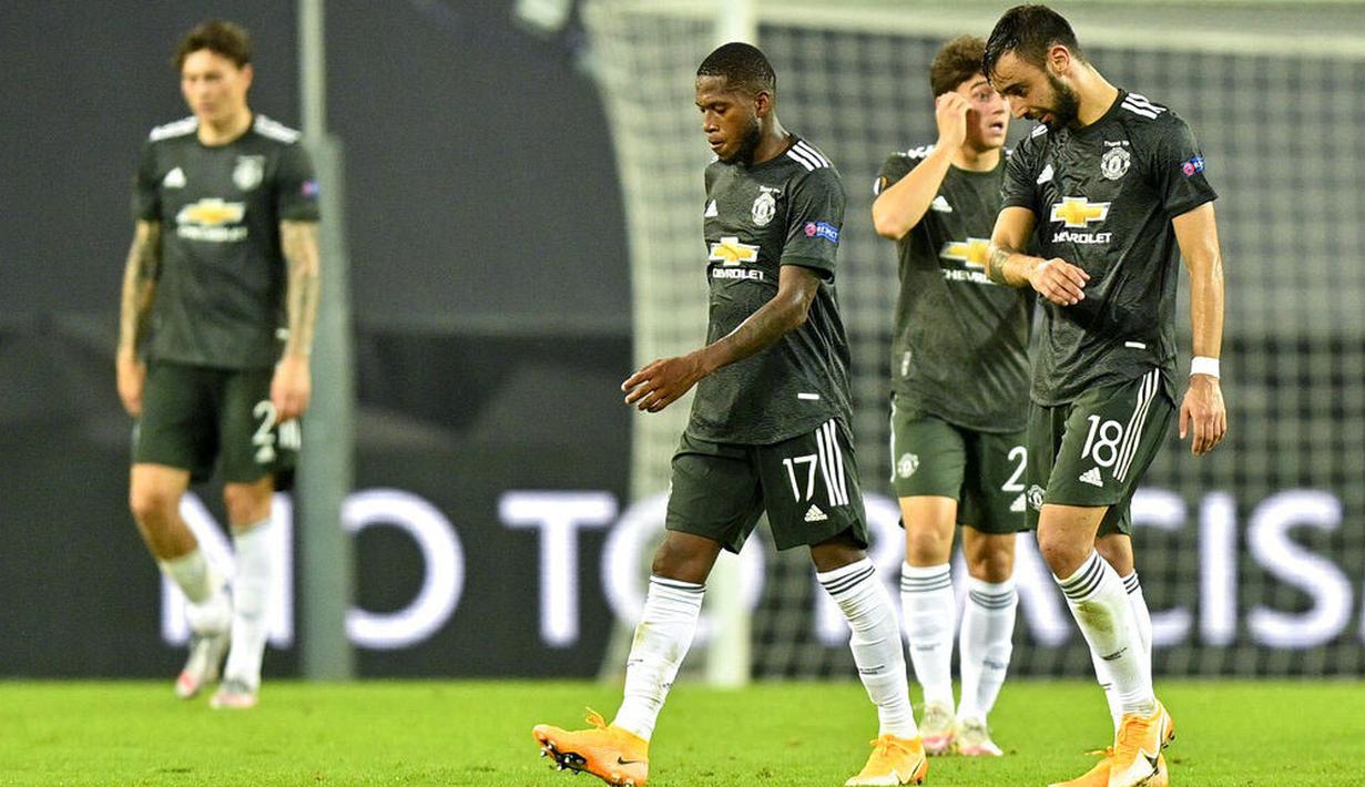 Para pemain Manchester United, David de Gea, tertunduk lesu usai ditaklukkan Sevilla pada laga semifinal Liga Europa di Stadion RheinEnergie, Senin (17/8/2020). Sevilla menang 2-1 atas Manchester United. (AP Photo/Martin Meissner, Pool)