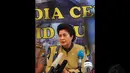 Menteri Kesehatan RI, Nila F Moeloek (tengah) memberikan keterangan pers di Posko Crisis Center di Mapolda Jawa Timur, Surabaya, Sabtu (3/1/2015). Kedatangan Nina Moeloek untuk bertemu dengan keluarga korban. (Liputan6.com/Johan Tallo)