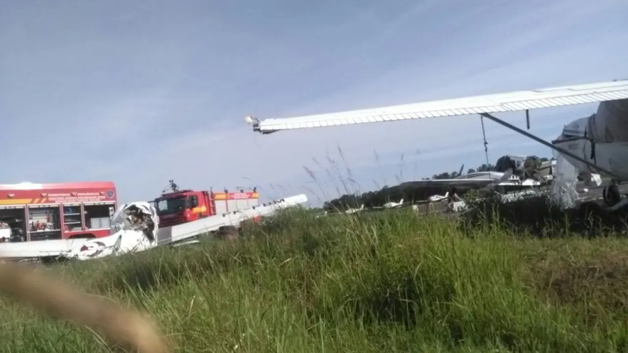 Satu orang meninggal dunia, dan total tujuh pesawat rusak dalam kecelakaan pesawat latih di Bandara Tunggul Wulung, Cilacap. (Foto: Liputan6.com/Istimewa/Muhamad Ridlo)