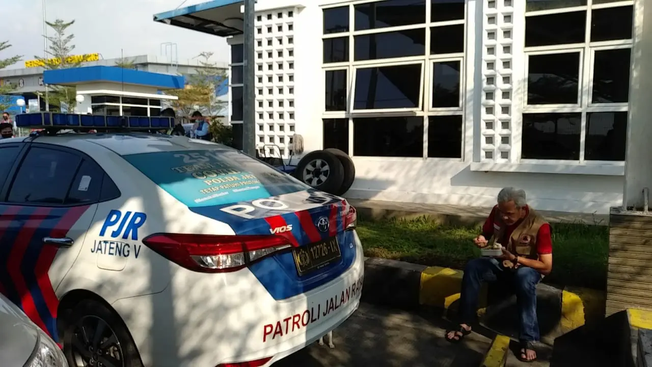Petugas Bingung, Gubernur Jateng Santap Bekal Makan Siang di Parkiran Pos PJR Gerbang Tol Pemalang