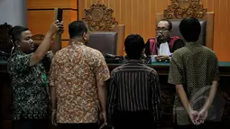 Tiga saksi fakta dalam sidang lanjutan praperadilan Komjen Budi Gunawan (BG) terhadap KPK diambil sumpah sebelum sidang  di pengadilan Negeri Jakarta Selatan, Jumat, (13/02/2015). (Liputan6.com/Johan Tallo)
