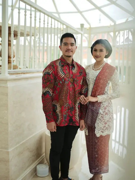 Bak couple ningrat, Erina memadukan kebaya putih sederhana dengan selendang merah. Senada dengan sang istri, Kaesang memilih kemeja batik warna merah pula. [Instagram/kaesangp/erinagudono]