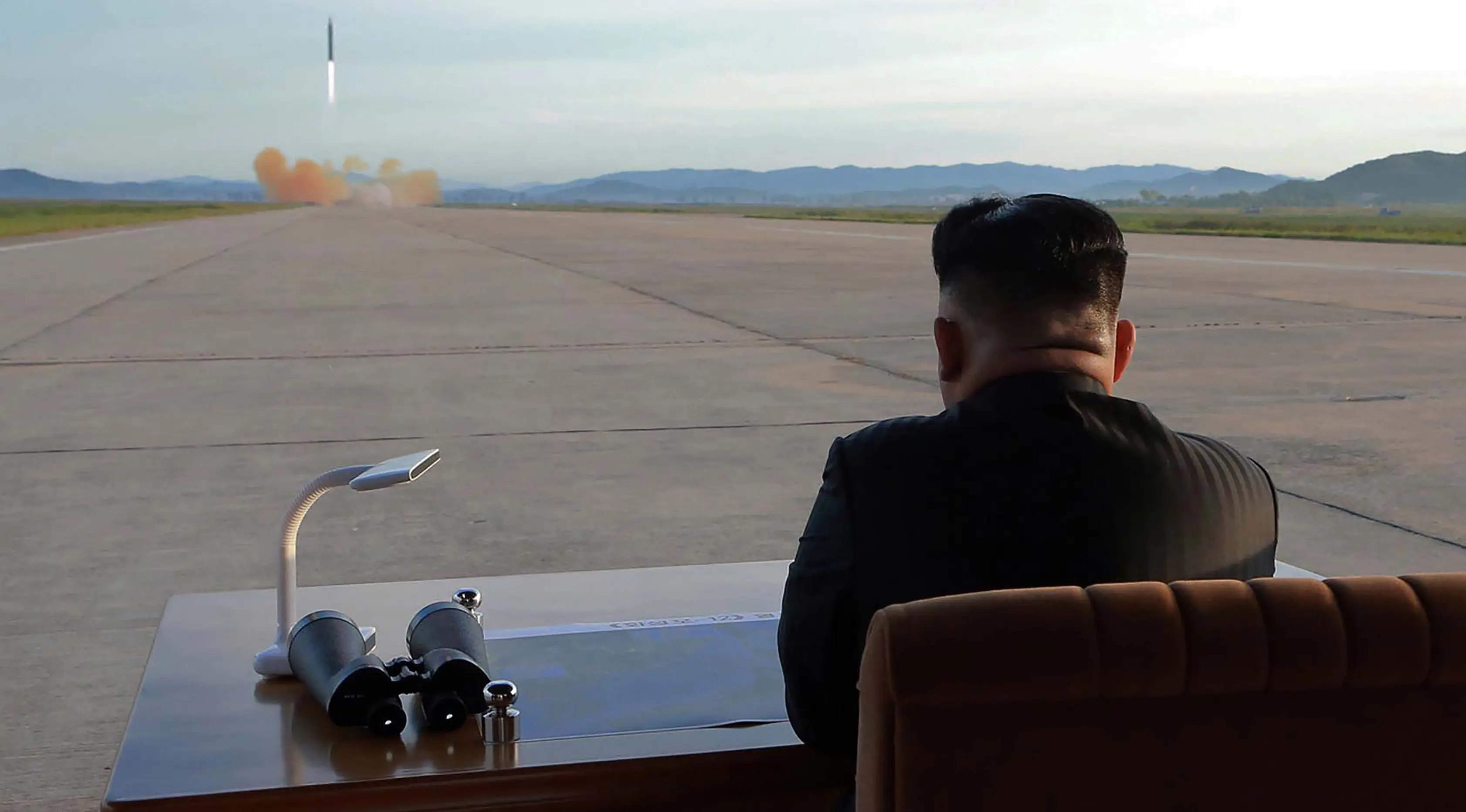 Pemimpin Korea Utara, Kim Jong-Un menyaksikan uji coba peluncuran rudal balistik Hwasong-12 di lokasi yang tidak diketahui pada foto yang dirilis Sabtu (16/9). Kim mengaku ingin 