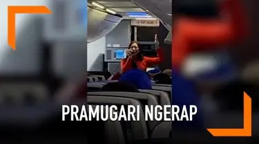 Seorang pramugari Southwest Airlines memberikan instruksi keselamatan dengan ngerap. Momen unik ini terjadi pada penerbangan dari Los Angeles menuju Utah.