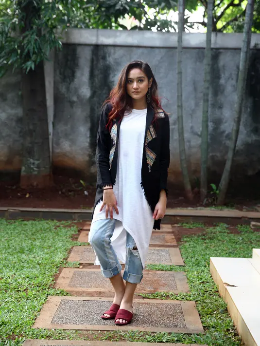 "Dia dikhianati kekasihnya, sakit hati, marah sampai suatu detik dia merasa untuk cukup hidupnya. Tapi dia dapat kesempatan hidup kedua untuk menyembuhkan diri dan membalas dendam," timpal Anggun Prameswari. (Nurwahyunan/Bintang.com)