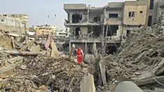 Seorang petugas penyelamat memeriksa puing-puing bangunan yang hancur di lokasi serangan Israel di wilayah Maarakeh, Lebanon selatan, dekat kota pesisir Tyre, pada Sabtu 4 April 2026. Militer Israel mengonfirmasi pada Jumat 3 April 2026 bahwa mereka telah menyerang lebih dari 3.500 target di seluruh Lebanon. (Kawnat HAJU/AFP)