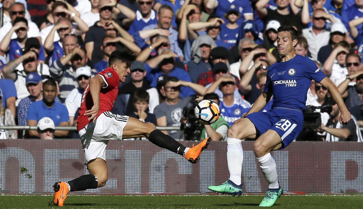 Striker Manchester United, Alexis Sanchez, berebut bola dengan bek Chelsea, Cesar Azpilicueta, pada laga final Piala FA 2017-2018 di Stadion Wembley, Sabtu (19/5/2018). Chelsea menang 1-0 atas Manchester United. (AP/Tim Ireland)