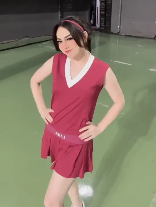 <p>Celine Evangelista mengenakan dress tenis warna sangria. Ia pun menambah penampilan dengan headbandnya. (@celine_evangelista)</p>