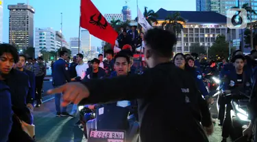 Ratusan mahasiswa Trisakti melakukan unjuk rasa di kawasan Patung Kuda, Jakarta, Jumat (12/5/2023). Aksi tersebut dalam rangka memperingati 25 tahun tragedi penembakan mahasiswa Trisakti tanpa kejelasan. (merdeka.com/Imam Buhori)