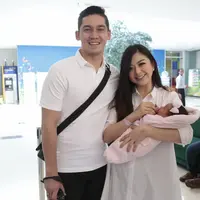 "Gue diem aja sambil gue ngintip-ngintip oh belum. Pas anak keluar langsung oh my god langsung nangis gue. Nangis duluan pas lihat istri kayak kontraksi aduh gue lihat bini gue kasihan banget,enggak tega. Speechless," kata Samuel.(Nurwahyunan/Bintang.com)