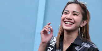 Sejak resmi menjanda, Kirana Larasati belum lagi terlihat mencari pendamping. Ibu satu anak itu juga tak menutup diri untuk pria yang mendekatinya. (Adrian Putra/Bintang.com)