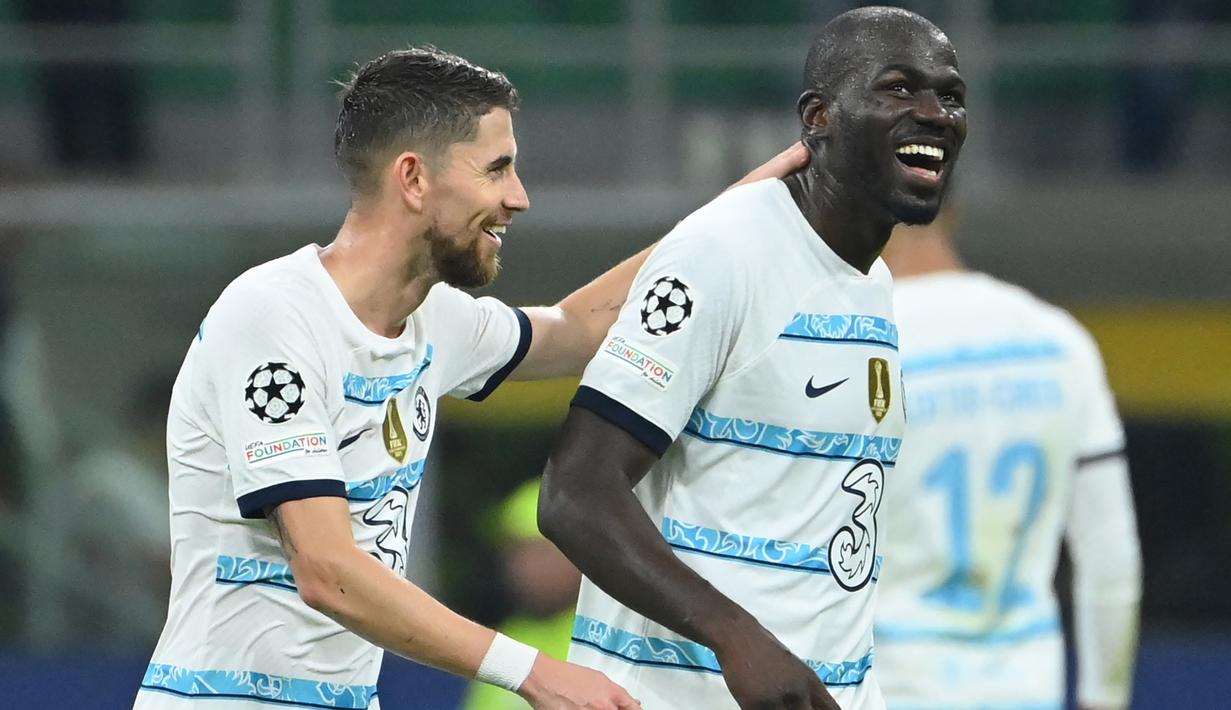Selebrasi bek Chelsea, Kalidou Koulibaly (kanan) bersama Jorginho setelah mencetak gol ke gawang AC Milan pada laga fase Grup E Liga Champions 2022/2023 di San Siro stadium, Milan (11/10/2022). Kalidou Koulibaly menjadi pemain terbaru yang hanya membela Chelsea semusim saja. Didatangkan dari Napoli pada awal musim 2022/2023, ia lantas hengkang ke Al Hilal pada awal musim 2023/2024 setelah gagal mengangkat performa The Blues. (AFP/Alberto Pizzoli)