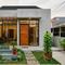 Gambar Rumah Minimalis di Lahan Sempit dengan Halaman Kecil yang Estetik/Gemini