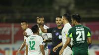 Para pemain Persebaya pada laga kontra Bali United di BRI Liga 1 2021/2022 hari Jumat (25/03/2022) malam. (Muhammad Iqbal Ichsan/Bola.com)