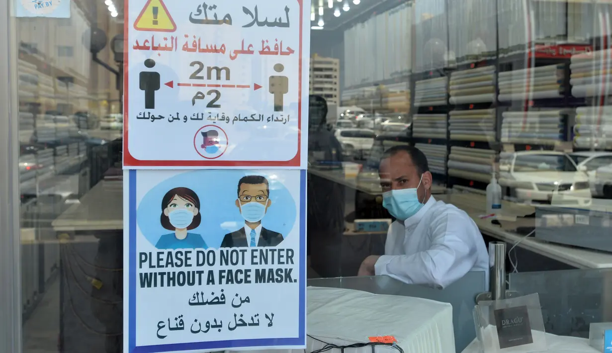 Instruksi kesehatan di pintu masuk sebuah toko di area Farwaniya, Kegubernuran Farwaniya, Kuwait (26/7/2020). Selain itu, pemerintah Kuwait memutuskan untuk mencabut karantina wilayah (lockdown) di wilayah Farwaniya mulai 26 Juli. (Xinhua/Asad)