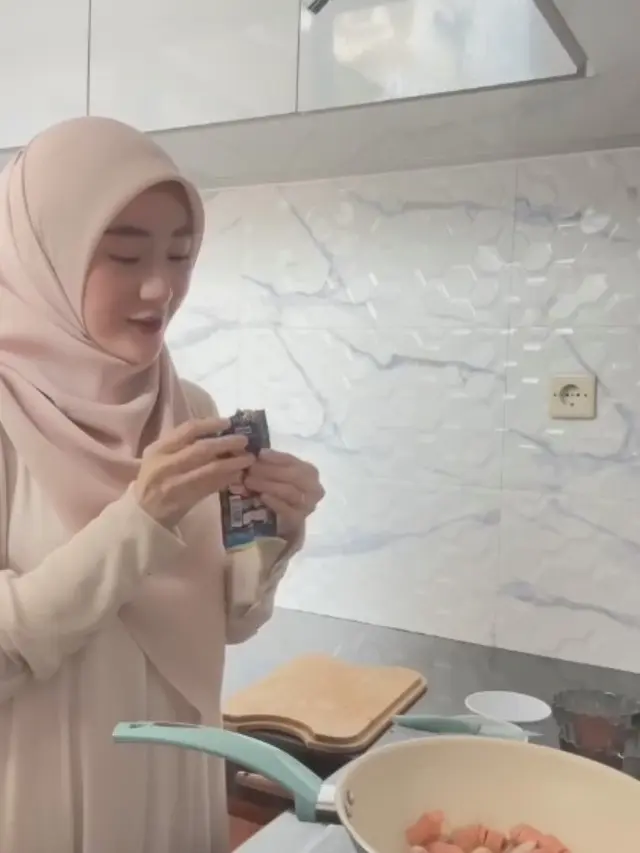 Potret Dapur Rumah Larissa Chou, Penataan Rapi dengan Imbuhan Aksen Kayu