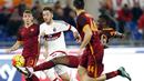Pemain AS Roma, Antonio Rudiger (kanan) saat mengontrol bola dari kejaran pemain AC Milan pada lanjutan Liga Italia Serie A di Stadion Olympico, Roma, Minggu (10/1/2016) dini hari WIB.    (REUTERS/Giampiero Sposito)