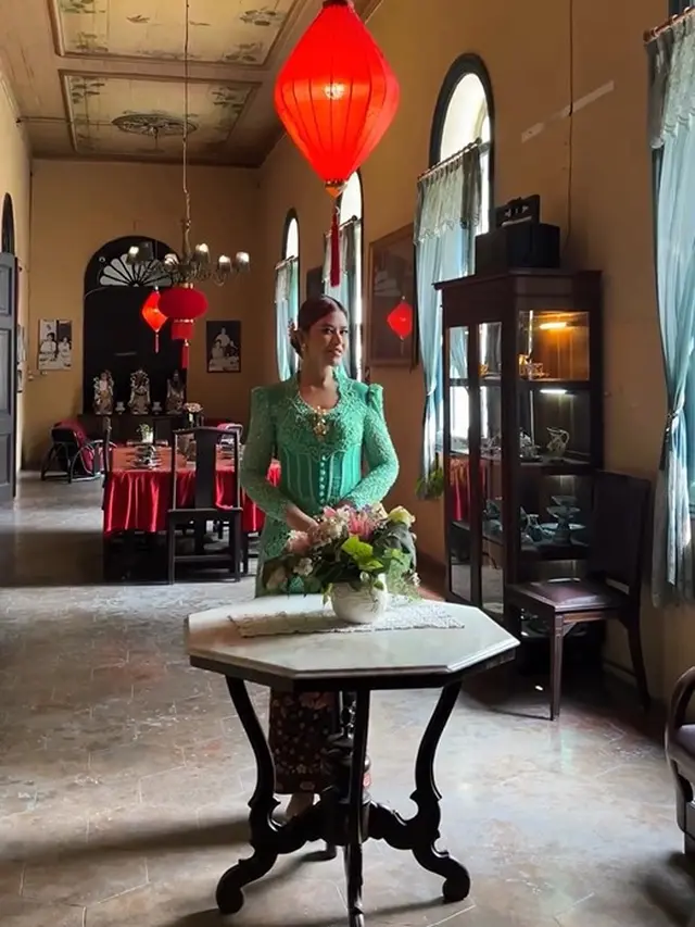 Kahiyang Ayu berkebaya warna tosca (Instagram/ayangkahiiyang)