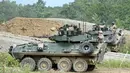 Tank Type LAV25 dari Marinir AS saat latihan militer gabungan dengan Pasukan Bela Diri Jepang di Eniwa, prefektur Hokkaido, (16/8). Sekitar 300 tentara Jepang dan AS ikut dalam latihan gabungan di pulau utara Jepang. (AFP Photo/Toru Yamanaka) 